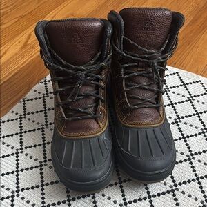 Like new Nike ACG boots